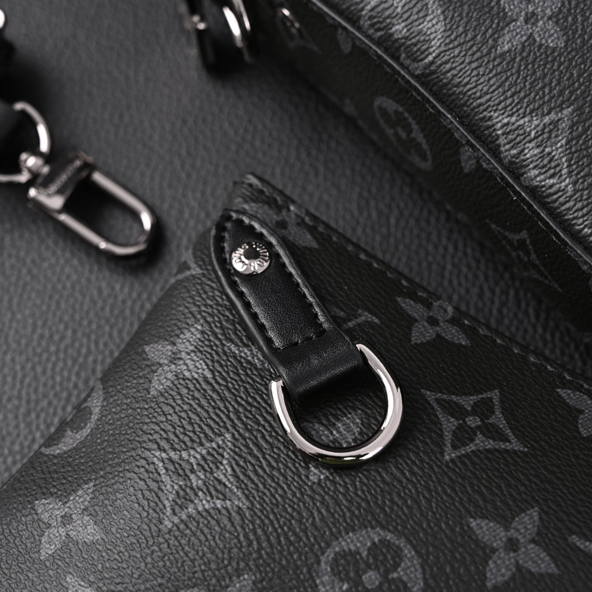 Louis Vuitton Discovery Pochette MM – Monogram Eclipse